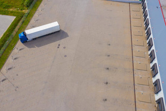 空中视图货物仓库物流中心工业城市区空中视图卡车加载物流中心