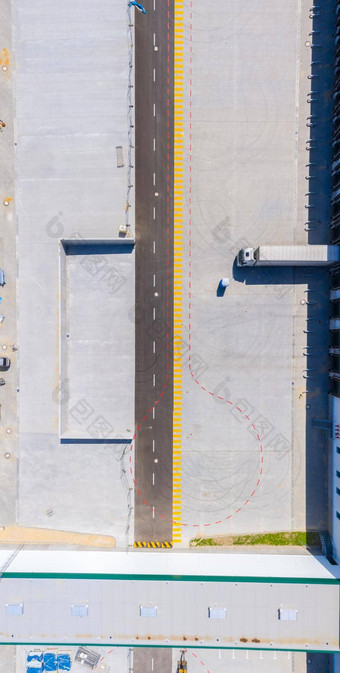 空中视图货物仓库物流中心工业城市区空中视图卡车加载物流中心股票照片