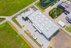空中视图仓库存储工业工厂物流中心空中视图工业建筑设备日落健美的