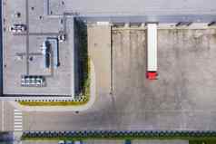 空中视图货物仓库物流中心工业城市区空中视图卡车加载物流中心视图无人机