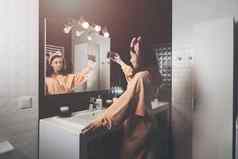 肖像视图美丽的年轻的女人使自拍首页浴室镜子脸反射社会网络沟通