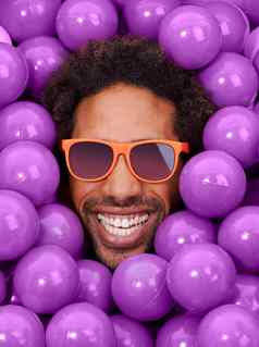 很酷的疯狂的年轻的黑色的男人脸紫色的坑球