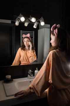 肖像视图美丽的年轻的女人准备好了首页浴室镜子脸反射