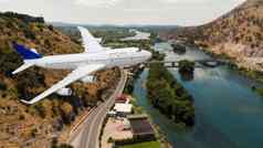 空中视图飞机飞机飞行山森林业务旅行商业飞机
