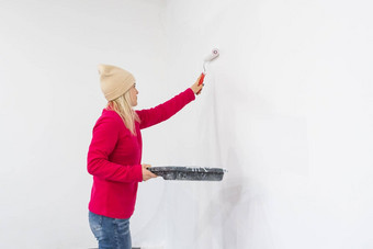 关闭一边视图漂亮的快乐的高加索人女人绘画房间房子绿色颜色美丽的女翻新首页绘画墙辊刷重新设计公寓