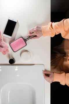 前视图浴室配件牙刷头发刷弓移动电话脸海绵白色表面
