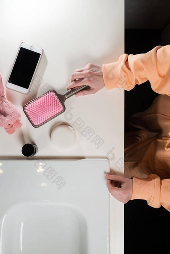 前视图浴室配件牙刷头发刷弓移动电话脸海绵白色表面