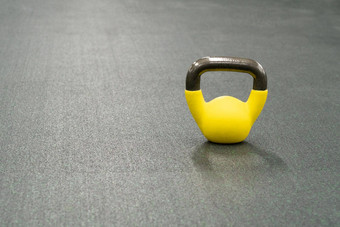 黄色的壶铃重量背景锻炼锻炼设备生活方式肌肉单明亮的教练健康活跃的tudio竞争哑铃黑色的新鲜的黑色的背景对象
