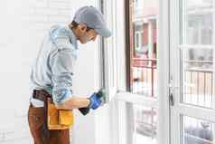 建设工人安装窗口房子杂工修复窗口螺丝刀