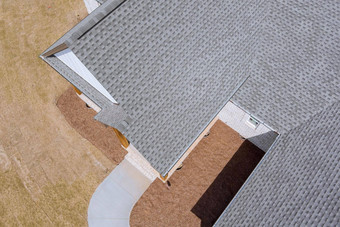 空中视图屋顶建设边缘屋顶带状疱疹前房子沥青瓷砖