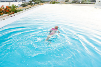 女孩玩户外<strong>游泳</strong>池跳水夏天假期热带海滩岛孩子<strong>学习游泳</strong>户外池奢侈品度假胜地