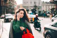 女人街移动电话在线购物移动应用程序城市景观背景电影种子噪音