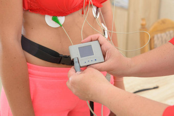 心电描记法心电图领导可移植的心监控年轻的女人病人护士连接心电图设备病人