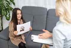 沟通会话学校心理学家女孩年孩子告诉心理治疗师经历精神健康孩子们