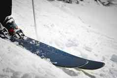 特写镜头靴子滑雪白雪覆盖的山坡极端的体育运动冬天体育概念