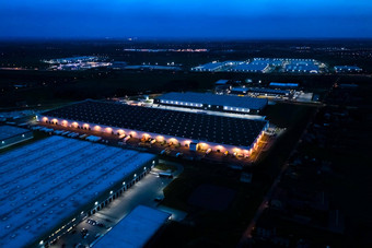 空中视图货物仓库晚上物流中心工业城市区空中视图卡车加载物流中心