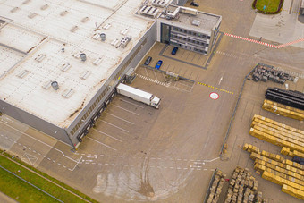 空中视图货物仓库物流交付中心工业城市区空中视图卡车加载物流中心视图无人机