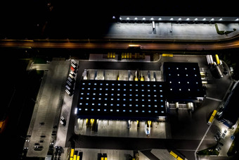 晚上空中视图货物仓库物流中心工业城市区空中视图卡车加载物流中心视图无人机