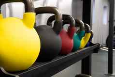黄色的壶铃重量背景锻炼健身房体育运动重肌肉钢明亮的艰难的健康英镑健身英寸哑铃黑色的新鲜的黑色的背景对象