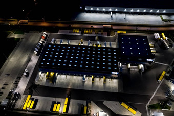空中视图货物仓库晚上物流交付中心工业城市区空中视图卡车加载物流中心视图无人机
