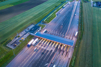 车交通运输多个车道高速公路路人数集合门无人机空中前视图晚上通勤运输城市生活概念波兰罗兹