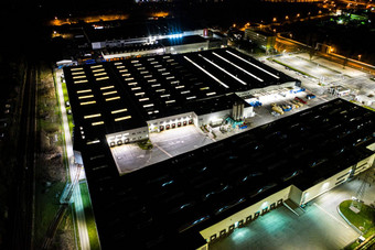 空中视图卡车卸货物流中心晚上视图卡车卸货物流中心无人机摄影