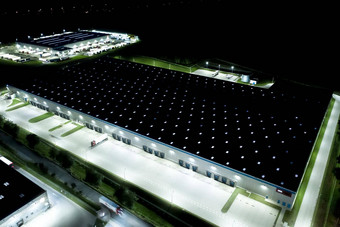晚上空中视图货物仓库物流中心工业城市区空中视图卡车加载物流中心