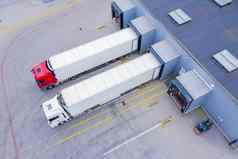 空中前视图白色半卡车货物预告片停车车辆特殊的停车很多