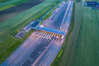 车<strong>交通运输</strong>多个车道高速公路路人数集合门无人机空中前视图晚上通勤<strong>运输</strong>城市生活概念波兰罗兹