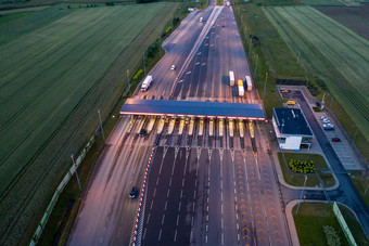 车<strong>交通运输</strong>多个车道高速公路路人数集合门无人机空中前视图晚上通勤<strong>运输</strong>城市生活概念波兰罗兹