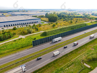 空中视图货物仓库物流中心工业城市区空中视图卡车加载物流中心视图无人机
