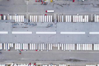 空中视图货物仓库物流交付中心工业城市区空中视图卡车加载物流中心视图无人机