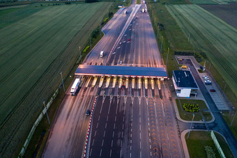 车<strong>交通运输</strong>多个车道高速公路路人数集合门无人机空中前视图晚上通勤<strong>运输</strong>城市生活概念波兰罗兹