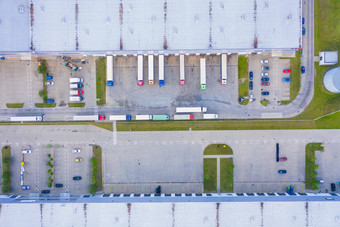 空中视图货物仓库物流中心工业城市区空中视图卡车加载物流中心视图无人机