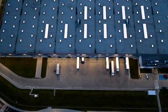 晚上空中视图货物仓库物流中心工业城市区空中视图卡车加载物流中心