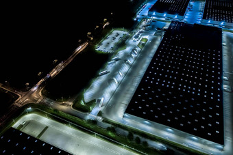 晚上空中视图货物仓库物流中心工业城市区空中视图卡车加载物流中心视图无人机