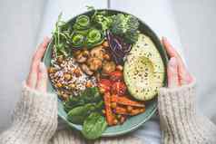 女人持有板素食主义者素食者食物健康的植物基于饮食健康的晚餐午餐佛碗新鲜的蔬菜健康的吃