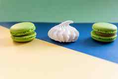 有创意的风格色彩斑斓的法国饼干马卡龙流行艺术风格横幅蛋白杏仁饼有创意的生活法国美味的甜点饼干色彩斑斓的背景前视图复制空间