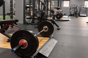 杠铃活跃的锻炼健身房强大的下午健美运动员权重权力体育运动运动硬汗水肌肉教练室内死角举升