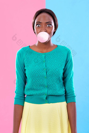 出现颜色工作室拍摄有吸引力的年轻的女人吹口香糖泡沫色彩斑斓的背景