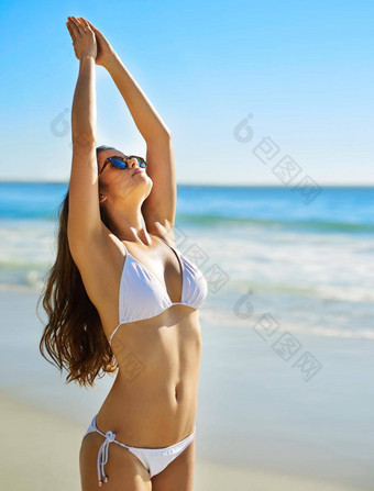 身体完美的拍摄美丽的年轻的女人海滩