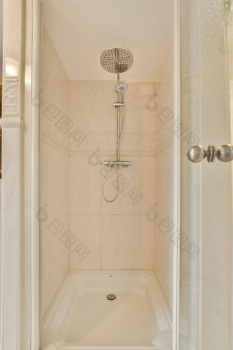 淋浴房间排米色瓷砖