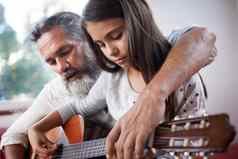 吉他教训爷爷裁剪拍摄女孩玩吉他祖父