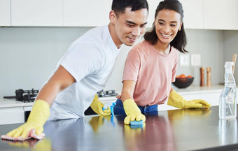 使<strong>平凡</strong>的令人兴奋的拍摄年轻的夫妇清洁厨房