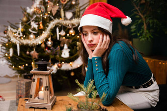 女孩坐在表格孤独的<strong>不开心</strong>圣诞节假期