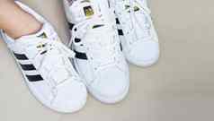 曼谷泰国7月白色运动鞋鞋子品牌阿迪达斯