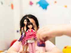 曼谷泰国1月女孩玩芭比娃娃