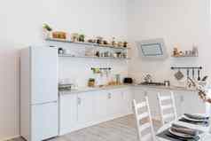 现代厨房货架上食物香料菜厨房角落里烹饪餐具包括植物木餐具玻璃容器阁楼室内厨房公寓