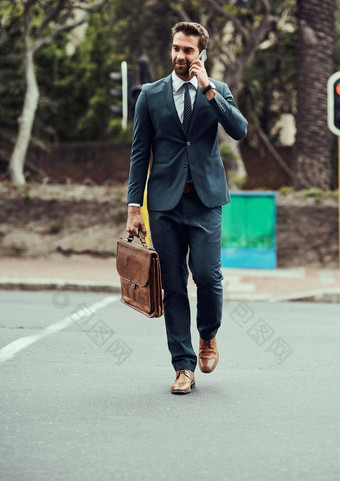 保持联系人移动拍摄英俊的年轻的商人会说话的手机城市