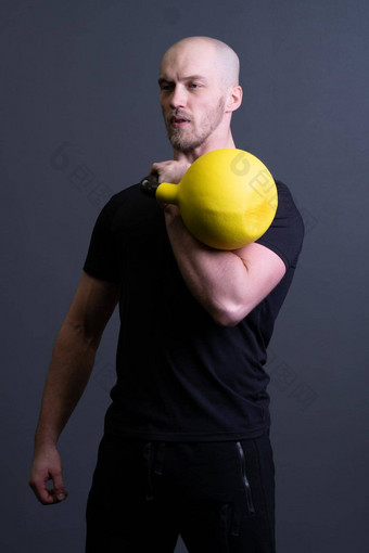 的家伙黄色的壶铃健身房匿名年轻的男人。适合努力挑选橡胶运动服装越南健身健康的时间间隔耐力肌肉希特